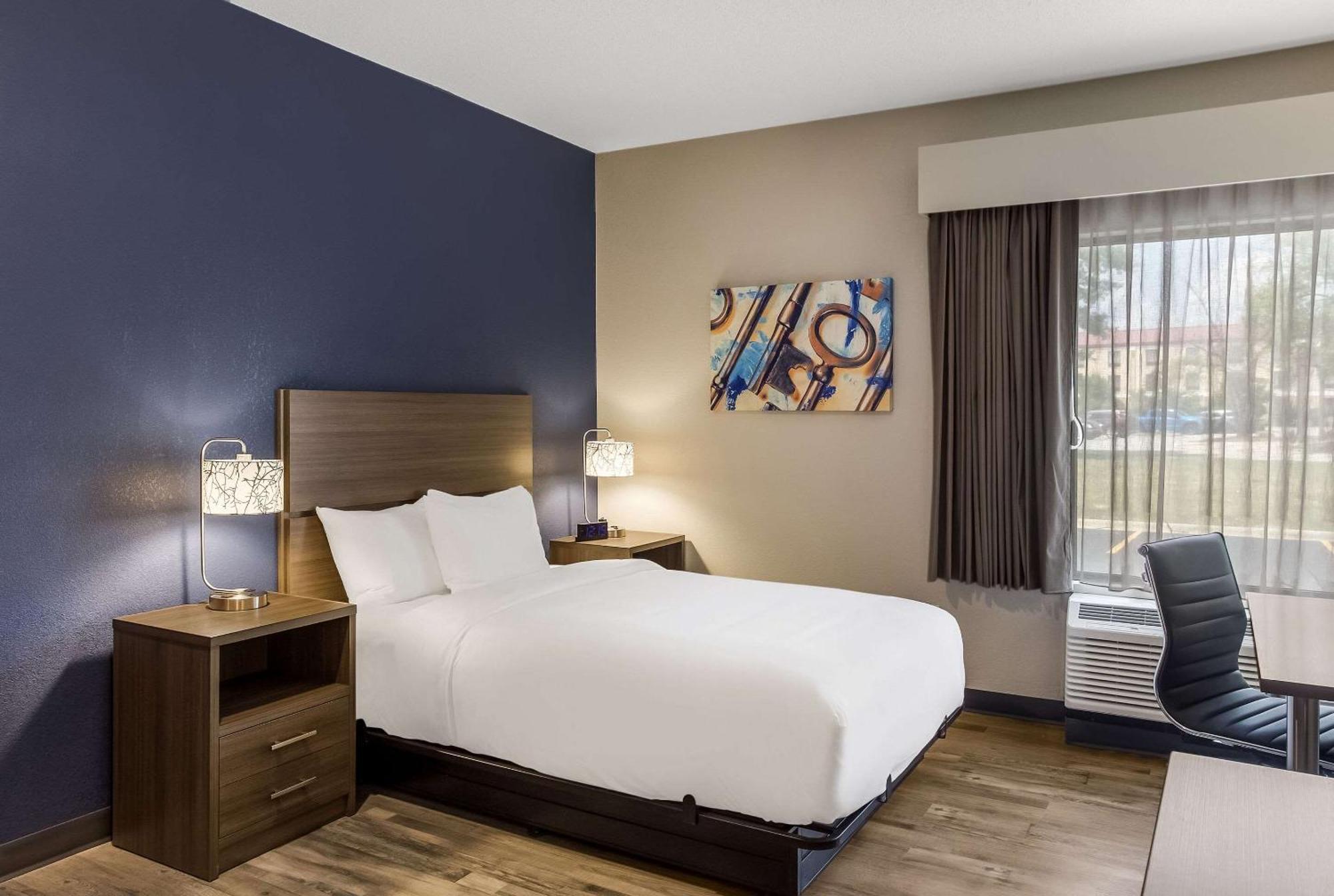 Magnuson Hotel Bourbonnais Extérieur photo